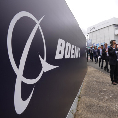 Boeing-Schild auf der Farnborough International Airshow, © DPA/Jonathan Brady