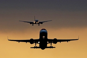 Auf dem Flughafen London Gatwick starten und landen Flugzeuge., © DPA/Gareth Fuller
