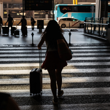Intermodalität: Passagiere gehen vom Flughafen zum Bus/Taxi, © DPA/Alejandro Martínez Vélez/EUROPA PRESS
