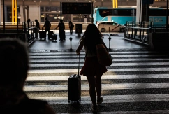Intermodalität: Passagiere gehen vom Flughafen zum Bus/Taxi, © DPA/Alejandro Martínez Vélez/EUROPA PRESS
