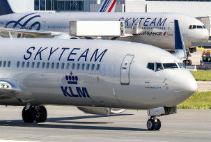 Boeing 737 von KLM vor einer Boeing 777 von Air France am Flughafen Paris CDG – beide Flugzeuge in Skyteam-Speziallackierung., © AirTeamImages.com/Matthieu Douhaire