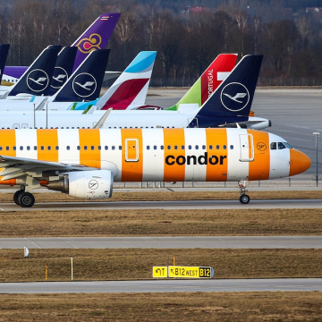 Condor A321 in München vor Lufthansa-Flugzeugen., © AirTeamImages.com/Carlos Enamorado