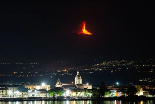 Der Vulkan Ätna auf der Mittelmeerinsel Sizilien spuckt Lava und Asche., © DPA/Salvatore Cavalli/ZUMA Press Wire