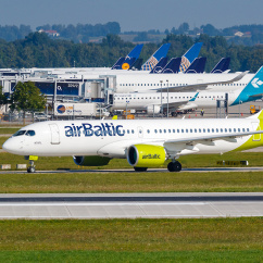 Airbus A220 von Air Baltic am Flughafen München vor Flugzeugen der Lufthansa Group., © AirTeamImages.com/Markus Mainka