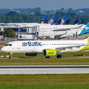 Airbus A220 von Air Baltic am Flughafen München vor Flugzeugen der Lufthansa Group., © AirTeamImages.com/Markus Mainka