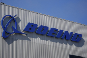 Das Boeing-Logo ist in der Fabrik des Unternehmens in Renton, Washington, zu sehen., © DPA/Lindsey Wasson/AP