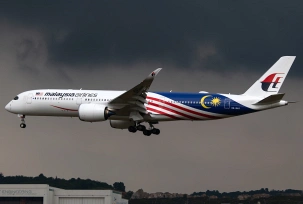 Airbus A350-900 von Malaysia Airlines im Anflug bei Unwetter., © AirTeamImages.com/Andrew Hunt
