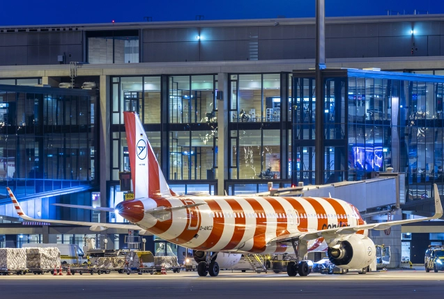 Condor-Maschine am Flughafen BER bei Dunkelheit, © Flughafen Berlin/Günter Wicker