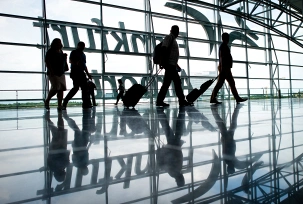 Fluggäste gehen durch ein Gebäude am Flughafen Frankfurt, © DPA/Christoph Schmidt