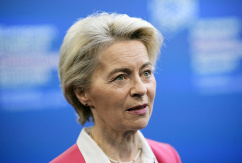 Die Präsidentin der Europäischen Kommission, Ursula von der Leyen, trifft zum Gipfeltreffen der Europäischen Politischen Gemeinschaft (EPG) in der Puskas Arena ein., © DPA/Petr Josek/AP