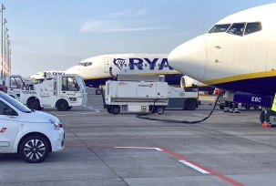 Ryanair-Flugzeuge und Swissport-Abfertigung am Flughafen Berlin, © airliners.de/David Haße