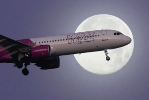 Ein Airbus A321 von Wizz Air im Landeanflug auf Lissabon bei Nacht., © DPA/Armando Franca
