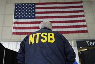 Todd Inman, Mitglied des National Transportation Safety Board (NTSB), steht vor einer US-Flagge während er mit Reportern am Ronald Reagan Washington National Airport spricht., © DPA/Alex Brandon/AP