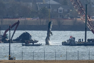 Ein Wrackteil des Zusammenstoßes eines American-Airlines-Jets mit einem Hubschrauber wird aus dem Potomac River geborgen., © DPA/Ben Curtis