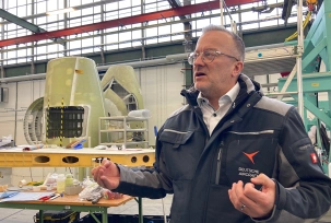 COO Olaf Lawrenz steht in einer Halle von Deutsche Aircraft in Oberpfaffenhofen., © airliners.de/Alexander Fink/David Haße