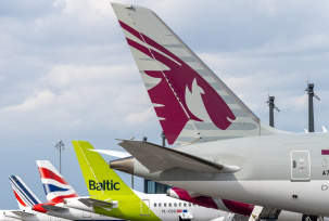 Qatar Airways, Air Baltic, British Airways und weitere Flugzeuge stehen am Terminal in Berlin., © Flughafen Berlin-Brandenburg