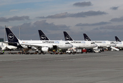 Mehrere Flugzeuge von Lufthansa City Airlines stehen in der Reihe am Flughafen München., © Lufthansa City Airlines/Thomas Ingendorn