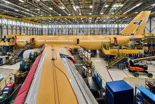 Spanien, Getafe: Ein Airbus A330 MRTT Tank- und Transportflugzeug wird in der Airbus-Fertigungsstätte in Getafe, Zentralspanien, gebaut, © DPA/Bernat Armangue/AP