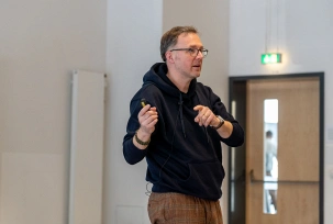 Peter Glade, CCO von Tui Airlines, hält auf dem Aviation Day 2025 eine Präsentation zum Thema "The role of optimised customer experience in boosting profitability of a leisure airline.", © Hochschule Worm