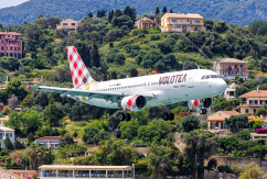 Airbus A320 von Volotea im Endanflug auf Korfu., © AirTeamImages.com/Markus Mainka