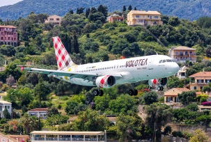 Airbus A320 von Volotea im Endanflug auf Korfu., © AirTeamImages.com/Markus Mainka