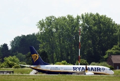 Ein Ryanair-Flugzeug steht nach einer Bombendrohung auf dem Flughafen Charleroi in Belgien., © DPA/Virginie Lefour