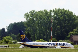 Ein Ryanair-Flugzeug steht nach einer Bombendrohung auf dem Flughafen Charleroi in Belgien., © DPA/Virginie Lefour