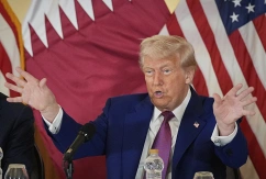 US-Präsident Donald Trump gestikuliert bei einem Business-Roundtable-Gespräch in Doha, Katar., © DPA/Alex Brandon