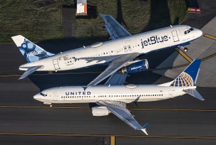 Jetblue-A320 hebt am Flughafen Newark ab, darunter eine Boeing 737 von United Airlines., © AirTeamImages.com/Ryan Patterson