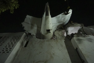 Das Heck der verunglückten Boeing 787 von Air India steckt in einem Gebäude an der Absturzstelle in der nordwestindischen Stadt Ahmedabad., © DPA/Ajit Solanki