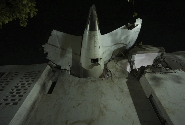 Das Heck der verunglückten Boeing 787 von Air India steckt in einem Gebäude an der Absturzstelle in der nordwestindischen Stadt Ahmedabad., © DPA/Ajit Solanki