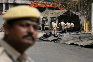 Aufräumarbeiten in Indien nach dem Air-India-Absturz., © DPA/Rafiq Maqbool/AP