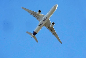 Ein Airbus A350-1000 bei einer Flugvorführung während der 55. Ausgabe der Internationalen Pariser Luftfahrtausstellung auf dem Flughafen Paris-Le Bourget., © DPA/Michel Euler