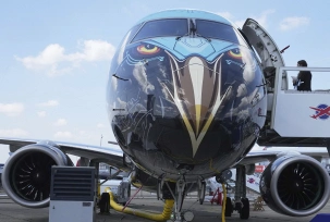Eine mit einem Adler verzierte Embraer E2 ist auf der 55. Luftfahrtmesse Salon du Bourget ausgestellt., © DPA/Michel Euler