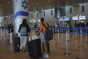 Reisende stehen nach der Ankündigung einer Waffenruhe zwischen Israel und dem Iran am Ben Gurion International Airport an, um für einen Flug einzuchecken., © DPA/Ohad Zwigenberg