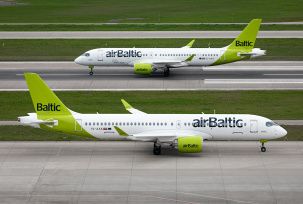 Zwei Airbus A220 von Air Baltic rollen am Flughafen Zürich, © AirTeamImages.com/Luis Singer