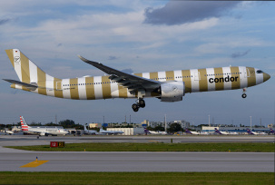 Airbus A330 Neo von Condor landet in Miami, im Hintergrund eine Boeing von American Airlines., © AirTeamImages.com/Steven Marquez