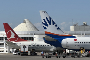 Flugzeuge von Sun Express und Turkish Airlines stehen am Flughafen Antalya., © Andreas Spaeth