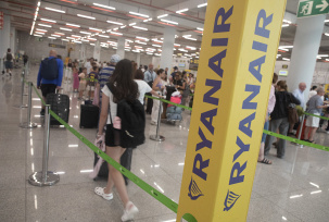 Passagiere stehen in der Schlange vor dem Ryanair-Check-In-Schalter am Flughafen Mallorca., © DPA/Clara Margais