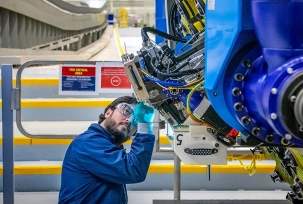 Boeing-Ingenieur baut am Flügelholm des 777-8-Frachters., © Boeing/Marian Lockhart