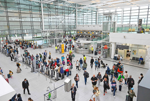 Passagiere am Flughafen München., © Flughafen München