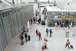 Passagiere am Flughafen München., © Flughafen München