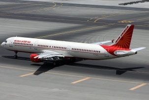 Airbus A321 von Air India rollt in Dubai über das Vorfeld., © AirTeamImages.com/Chris Goodwin