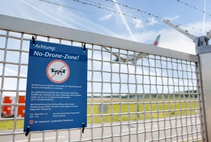 Drohnenhinweisschild am Flughafen Frankfurt., © Fraport