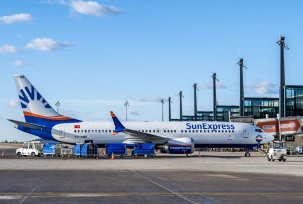 Boeing 737 von Sun Express am Flughafen BER, Flughafen BER/Günter Wicker