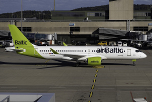 Airbus A220 von Air Baltic rollt am Flughafen Zürich, © AirTeamImages.com/Santi Lorenzo