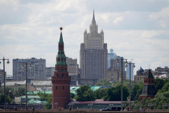 Russland, Moskau: Ein Wachtum des Kreml (l) und das Außenministerium (M, Hintergrund) stehen im Zentrum der Hauptstadt., © dpa/Ulf Mauder
