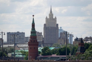 Russland, Moskau: Ein Wachtum des Kreml (l) und das Außenministerium (M, Hintergrund) stehen im Zentrum der Hauptstadt., © dpa/Ulf Mauder