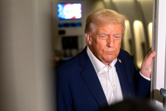US-Präsident Donald Trump spricht zu Reportern an Bord der Air Force One auf dem Weg nach Asien., © DPA/Mark Schiefelbein