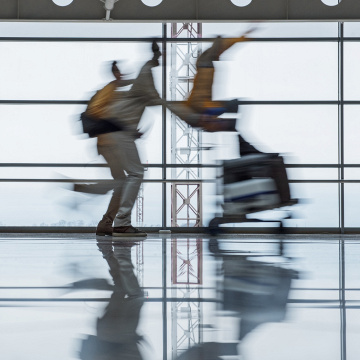 Passagiere rennen über einen Flughafen., © Adobe Stock/Yakobchuk Olena
